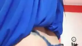 ينام مع امه في الغرفه لأنه خايف