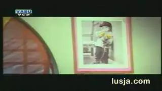 بنات رسوم متحركة متهيجة تتبادل الأدوار على قضيب اصطناعي كبير