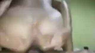 عاهرة صينية تتعرض لعملية جماعية وقذف على الوجه