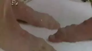 فتاة صغيرة تأخذ قضيب أبيها الكبير في كل الفتحات