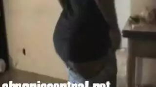 فتاة مراهقة تتعرض أثداؤها الكبيرة للضرب بقوة