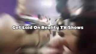 إباحية صباحية: سمراء مثيرة تحصل على قذف داخلي مبلل