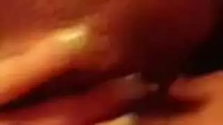 فتاة ذهبية تركب قضيبًا سمينًا حتى النشوة المكثفة