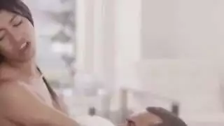 فتاة سمراء جميلة تُستخدم في ثلاث فتحات من قبل شابين وسيمين