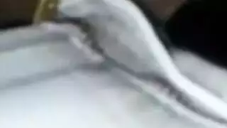 عرض استمناء في الحافلة لعيون فتاة فضولية