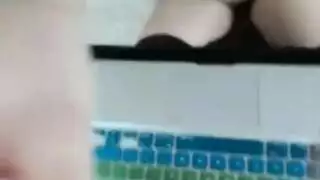 القليل من امرأة سمراء غش على صديقها مع أفضل صديق لها ، خلال اليوم