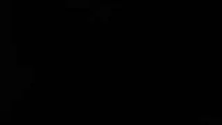 فتاة مثيرة بملابس زهور تتلقى اختراق عميق من الجار في فيديو للكبار