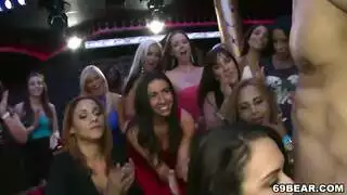 ربات منازل مثيرة تلعب بألعاب جنسية وستراب أون عند الفجر