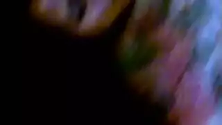 جلسة جنس يدوي متبادلة بينما تئن من المتعة