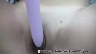 فيلم إباحي: مؤخرة مرتجفة وأنين من جماع عميق بالقضيب الصناعي