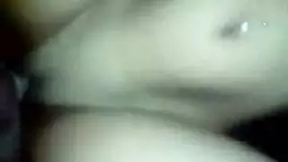 خجولة في بركة