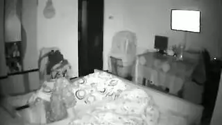 يلعب بشفتها حتي ينيكها