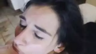 خادمة مثيرة تأخذ ضربًا شرجيًا بقضيب كبير وصلب