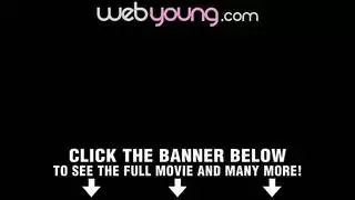 نيك على الطاولة: لقح كس الفتاتين