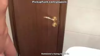 مصة فوضوية سرية من زوجة شقية