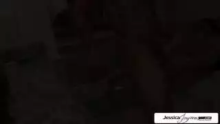 سيدة سمراء مغرية يتم حفر مهبلها المبلل بقوة