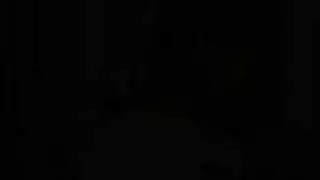 فتاة صغيرة تتعامل بقوة مع عمود سمين، لاستخراج كل قطرة