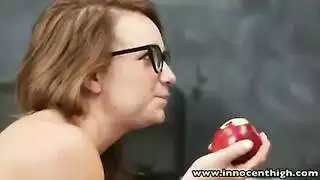 طالب ثانوي سعودي ينيك زميله في الفصل وصديقهم يصور الفيديو الإباحية