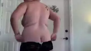 تريكسي المعدمة تخدم قضيب عشيقها الشاب الصلب بحلقها وشرجها