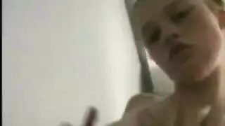 رجل يمارس الجنس بقوة مع فتاة صغيرة وقحة في الشرج بوحشية