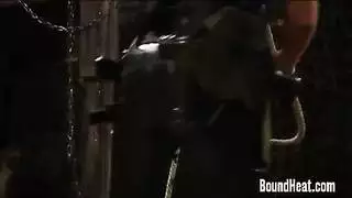 اثنان من المثليات يفركان مهبليهما ثم ينضم رجل لهما في جنس ثلاثي صارخ