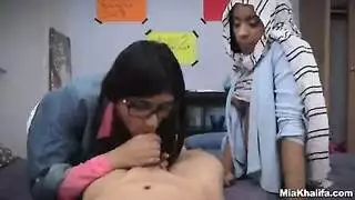 عذراء محجبة تتعلم كيفية ممارسة الجنس باللسان من صديقة خبيرة