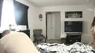 ينام مع اخت وصديقتها