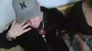 فيفي تئن بينما حماس يملأ مهبلها بالسائل المنوي