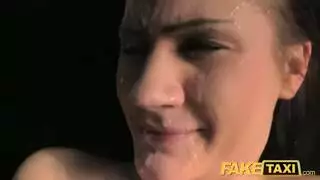 إنها يائسة لجلسة نكاح عميق في الحلق