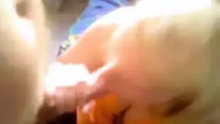 عاهرة كاميرا ويب شقراء تركب قضيبًا اصطناعيًا في فيلم إباحي هاوٍ