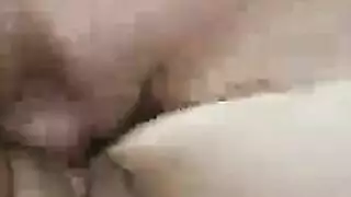 عاهرة شقراء تحب أن يتم شد حفرتها الضيقة وملؤها