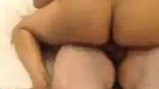 الابن غير الشرعي يلقح زوجة أبيه في مشهد إباحي