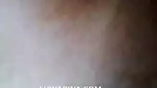 شاب يلعب بالقضيب