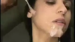 رجل مسيطر يستولي على مؤخرة عذراء