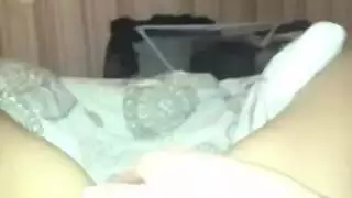 بنت تلعب لما يخرج لبن