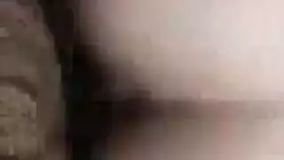  العاهرة المراهقة مدمنة على القضيب الصلب تأخذه بعمق في الإباحية العنيفة
