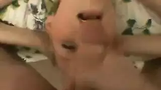 امرأة ناضجة غير موافقة تُنك في حلقها وفرجها بعنف