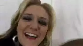 شيناء تئن بينما قضيب خالد الكبير يوسع مؤخرتها