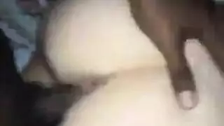 عارضة يابانية صغيرة الحجم تمارس جنسًا صعبًا في السيارة قبل موعد صالونها