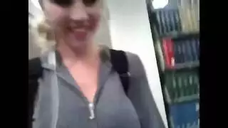 امرأة تخلع نلبسها عارية و تعرض جسمها