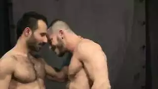 مخبأ أفلامه للكبار: مشاهد إباحية ومحتوى إكس إكس إكس