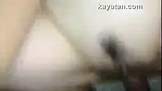 يغلط ويجي بي الطيز