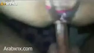 تقلع وتلعب في كسها