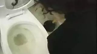 شميز ينيك بقوة في مشهد إباحي صريح