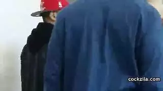 السيدة السوداء تفرك قضيبًا ضخمًا ، بينما جارتها الكبيرة الأمريكية من أصل أفريقي تلعب مع ثديها