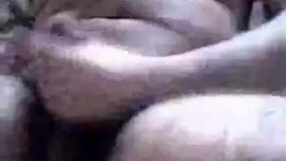 امع ع قد مو حميانة تدفق ماء كسها على الاريكة