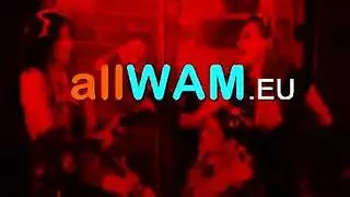 جنس فتحتين مزدوج فوضوي في مقطع إباحي على أريكة جلدية