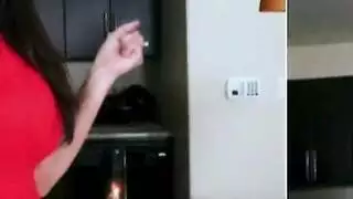 ولد يناموا مع أخته وامه في الليل في منتصف الليل