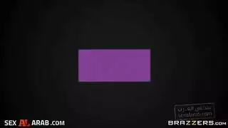 إكس إكس إكس في مكان العمل: مشتت بقضيبه الصلب، منحنية على المكتب