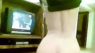 ربة منزل عربية مثيرة تطحن بملابس داخلية لعشيقها السري